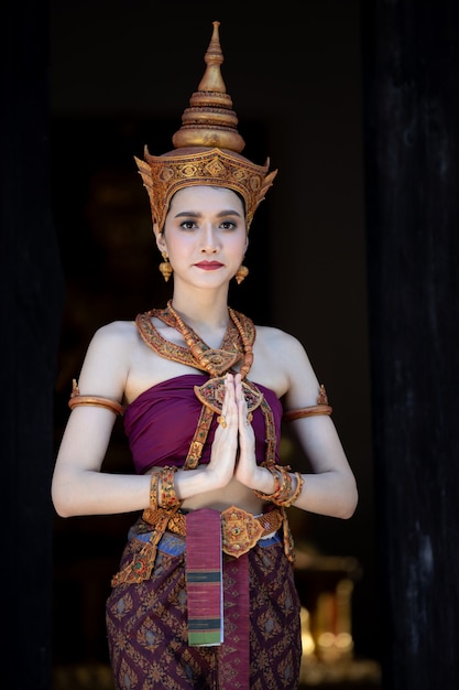 Thaise vrouw in traditioneel Thais kostuum