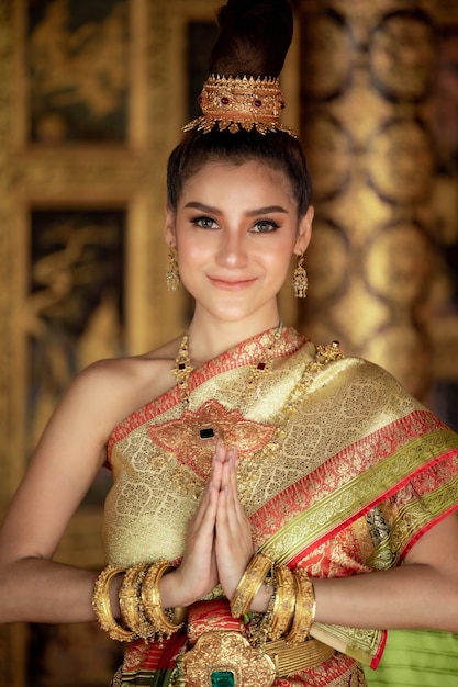 Thaise vrouw in traditionele kleding