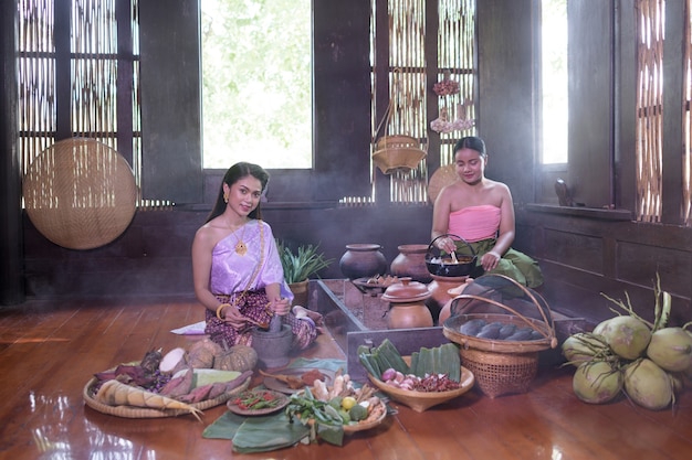 Thaise vrouw koken in retro Thaise jurk