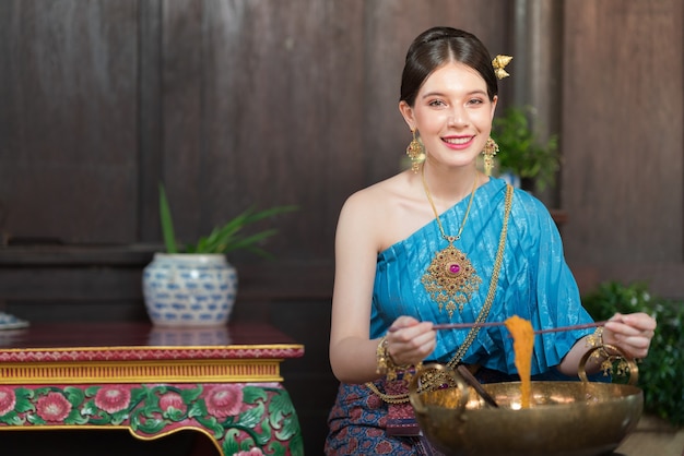 Thaise vrouwen die traditionele kostuums droegen in de oudheid tijdens de ayutthaya-periode