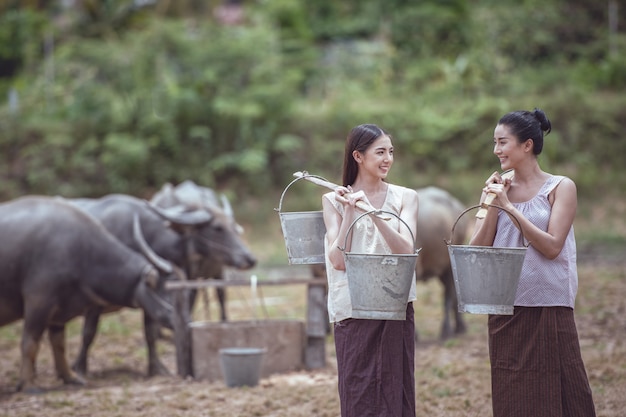 Thaise vrouwen die wateremmers houden