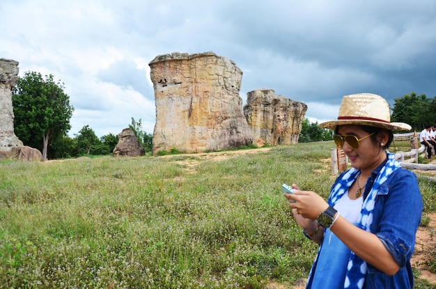 Thaise vrouwen mensen reizen en poseren schieten foto met Mor Hin Khao of Thai Stonehenge in het Phu Laenkha National Park beschouwd als een prachtig uitzichtpunt gelegen in Chaiyaphum Thailand