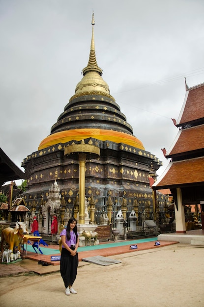 Thaise vrouwen reizigers poseren voor foto nemen met chedi in Wat Phra That Lampang Luang boeddhistische tempel op 18 juli 2017 in Lampang Thailand