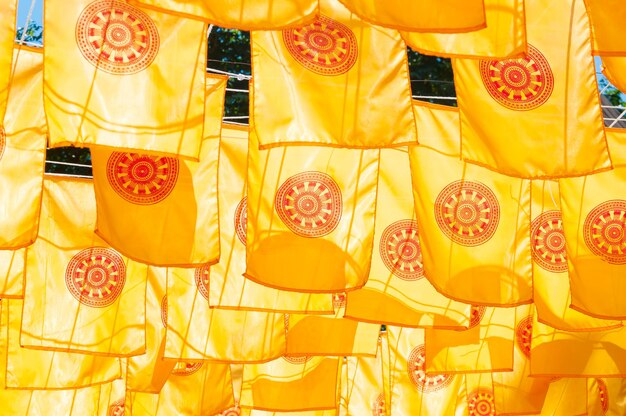 태국 북부의 푸른 하늘 사원에 있는 사원 와트 판 타오의 노란색 탐마착 깃발