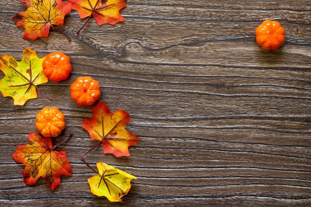 Foto thanksgiving achtergrond herfst achtergrond met herfst esdoorn rode en oranje bladeren en pompoen