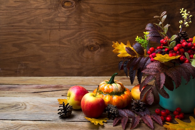 Thanksgiving-arrangement met lijsterbes in turquoise vaas,