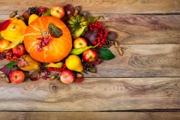 Thanksgiving arrangement met pompoen, appels, peren, lijsterbessen,.