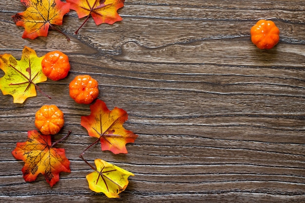 Photo thanksgiving background autumn background with autumn maple red and orange leaves and pumpkin