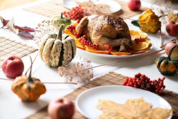 Фото Празднование дня благодарения традиционный ужин установка пищевая концепция верхний вид на жареную индейку на украшенном столе