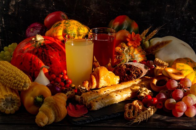 Thanksgiving concept stilleven met fruit pompoen groenten oogst