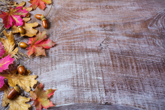 Концепция благодарения с желудь и осенние листья на деревянном фоне