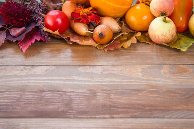 Composizione del giorno del ringraziamento con foglie, frutta e verdura