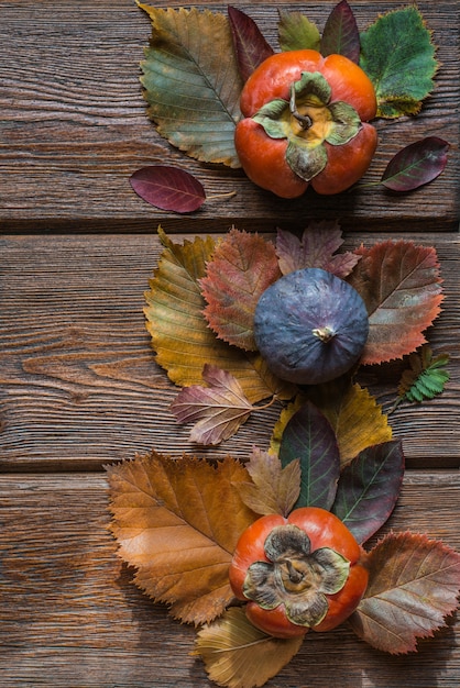 Thanksgiving Day concept. Gezellige compositie met fruit en bladeren