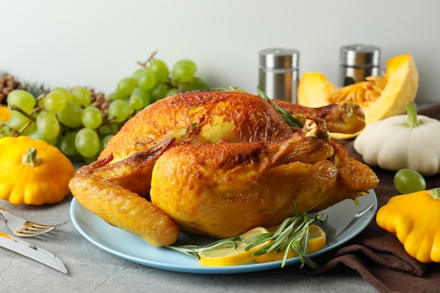 Thanksgiving Day gebraden kalkoenconcept op grijze getextureerde tafel