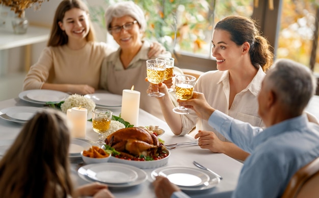 Thanksgiving Day Herfstfeest Gelukkige familie zit aan tafel en viert vakantie