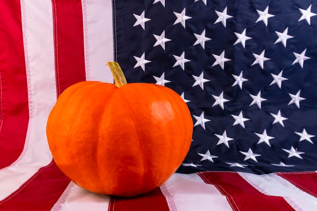 Giorno del ringraziamento zucca arancione sullo sfondo della bandiera dell'america