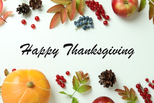 Thanksgiving Day samenstelling met pompoen op witte achtergrond