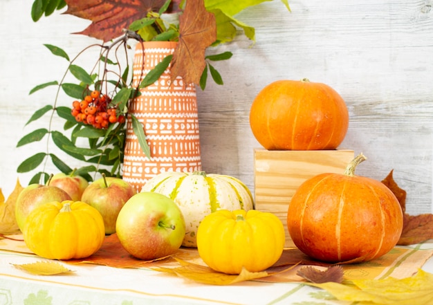 果物や野菜が豊富な時期に秋の収穫をテーブルに置いて感謝祭の日