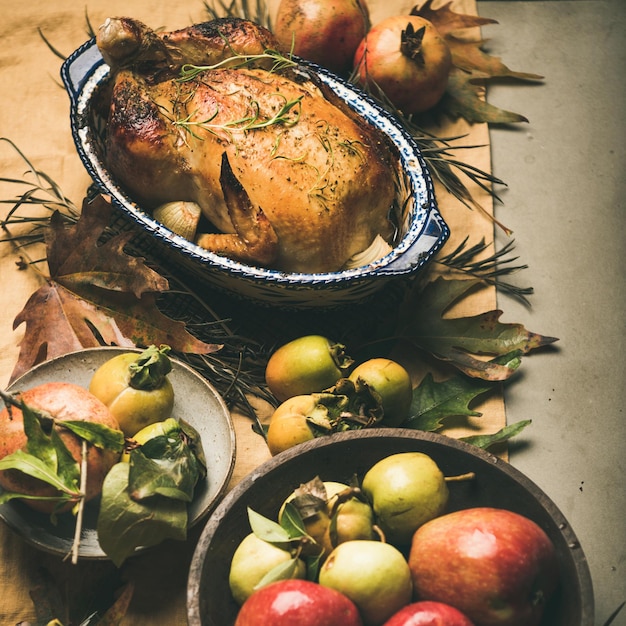 Thanksgiving eettafel met geroosterd vlees groenten fruit vierkant gewas