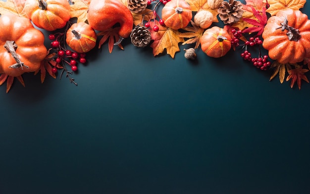 Foto thanksgiving en de herfst decoratie concept gemaakt van herfst bladeren en pompoen op donkere achtergrond flat lay top view met kopie ruimte