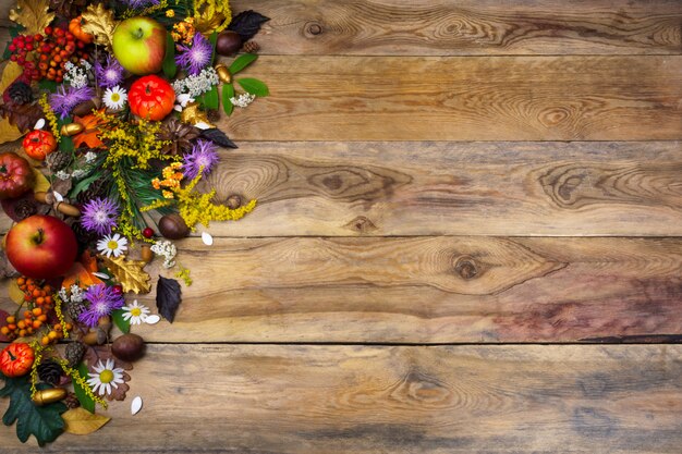 Foto saluto del ringraziamento con fiori gialli e viola