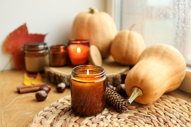 Thanksgiving herfst decor brandende kaars pompoenen en kaarsen