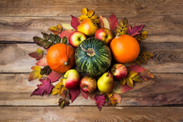 Thanksgiving-middelpunt met oranje en groene pompoenen