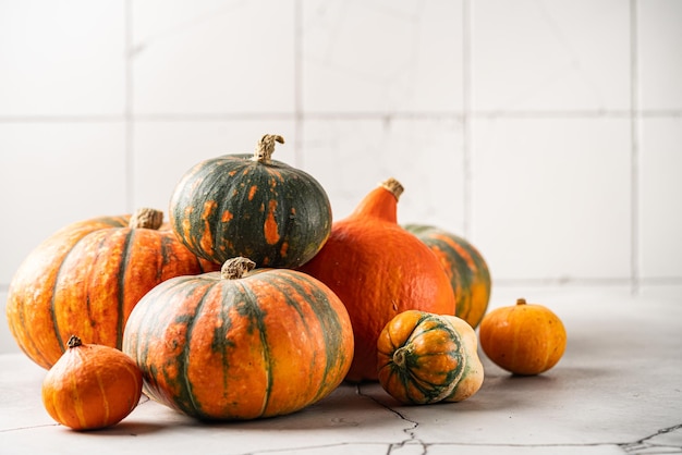 Thanksgiving of halloween herfstdecoraties met heirloom mini reen en oranje pompoenen tegen ar