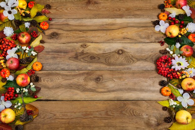 Thanksgiving-pompoenen, appels, lijsterbessen en witte bloemen