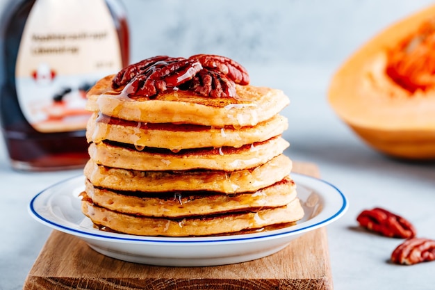 Thanksgiving pompoenpannenkoekjes met pecannoten en ahornsiroop of honing