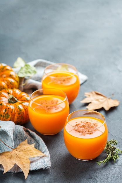 Bevanda fresca del cocktail della bevanda del succo di autunno della zucca del ringraziamento