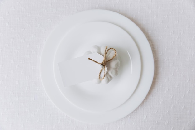 Thanksgiving set Tafel witte borden met pompoen mockup bovenaanzicht