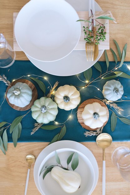 Foto decorazione della tavola del ringraziamento - zucche blu e blu