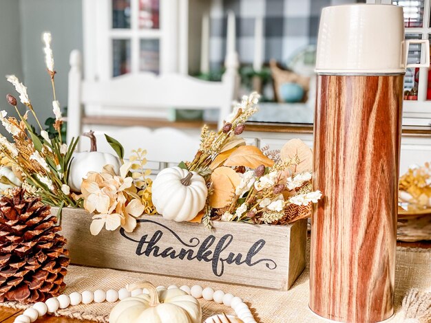 Photo a thanksgiving table with a wooden box that says'thankful'on it