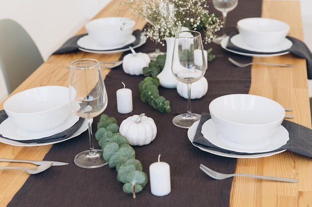 Foto thanksgiving tafel setting servies en decor decoratie gezinsvakantie herfst mockup