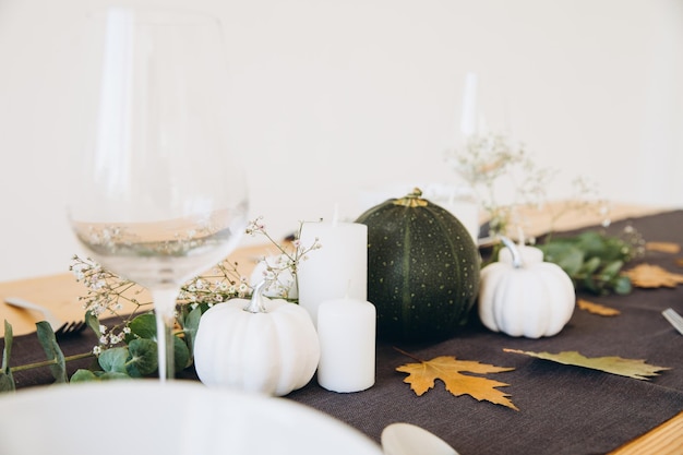 Thanksgiving tafel setting servies en decor decoratie gezinsvakantie Herfst mockup