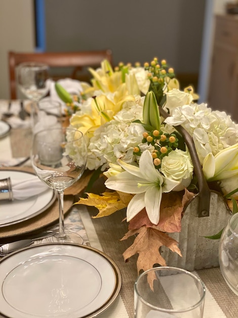 Foto thanksgiving tafelinrichting met lelies en hypericum