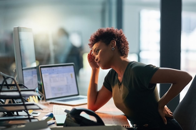 Foto quella scadenza mi è appena arrivata. inquadratura di una donna d'affari stressata che lavora sodo per rispettare una scadenza