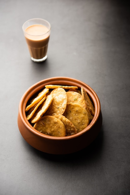 Foto thattai o nippattu o chekkalu è uno spuntino fritto nel sud dell'india a base di riso