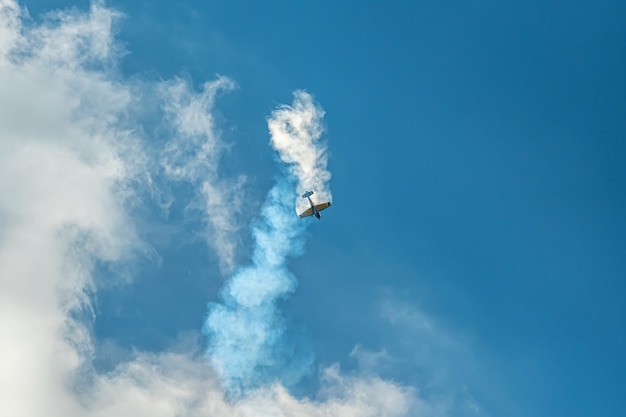 Фото Пилотажный самолет с дымовой дорожкой в небе