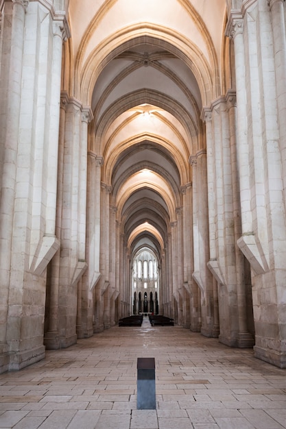 写真 アルコバサ修道院の内部、アルコバサ、ポルトガルのオエシュティサブリージョン