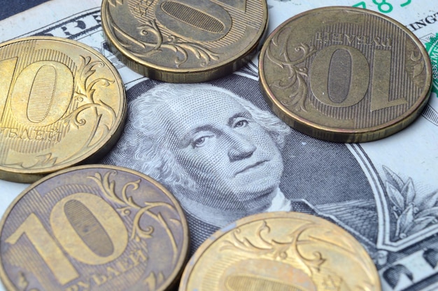 사진 액면가가 10루블인 러시아 동전이 있는 미국 달러