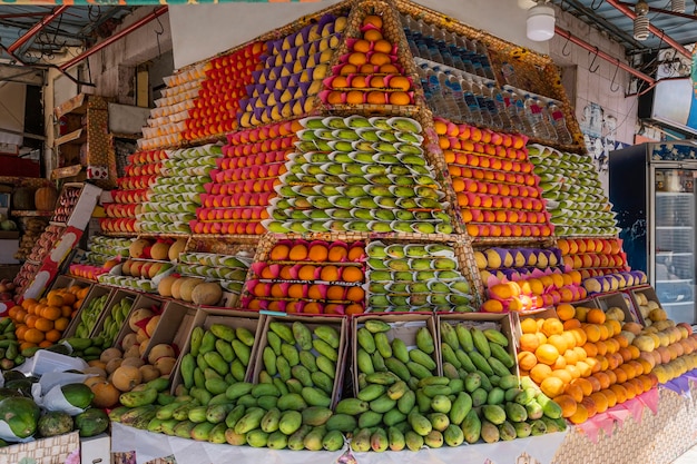 망고, 오렌지, 석류, 레몬 상자가 많은 과일 가게의 식욕을 돋우는 쇼케이스