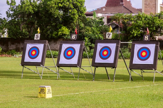 写真 インドネシアのヨギヤカルタで行われているフィールドマッチで銃撃は牛の目を標的としています