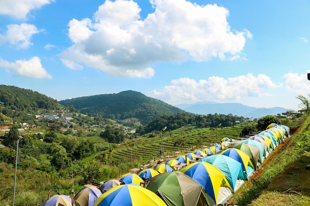 写真 山の上にリラクゼーションスポットがたくさんある山の雰囲気