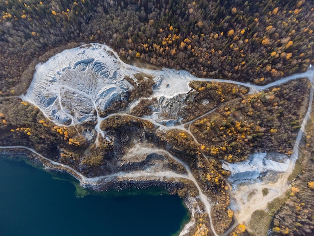 Фото Осенний лесной каньон озера и карьер сверху вид на парк рускеала с дрона