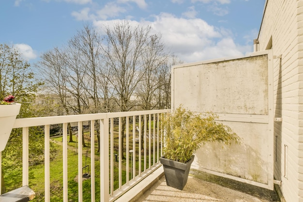 Фото Балкон с видом на сад и дом