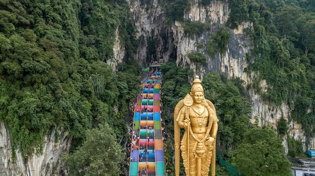 Batu Caves Lord Murugan 동상 및 쿠알라룸푸르 말레이시아 근처 입구 쿠알라룸푸르 바로 북쪽에 위치한 석회암 노두