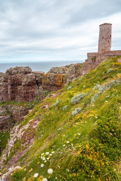 Красивое побережье рядом с phare du cap frehel - это морской маяк в кот-д'армор (франция). на вершине мыса фрехеля