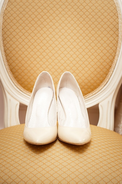 사진 의자에 아름다운 결혼식 신발